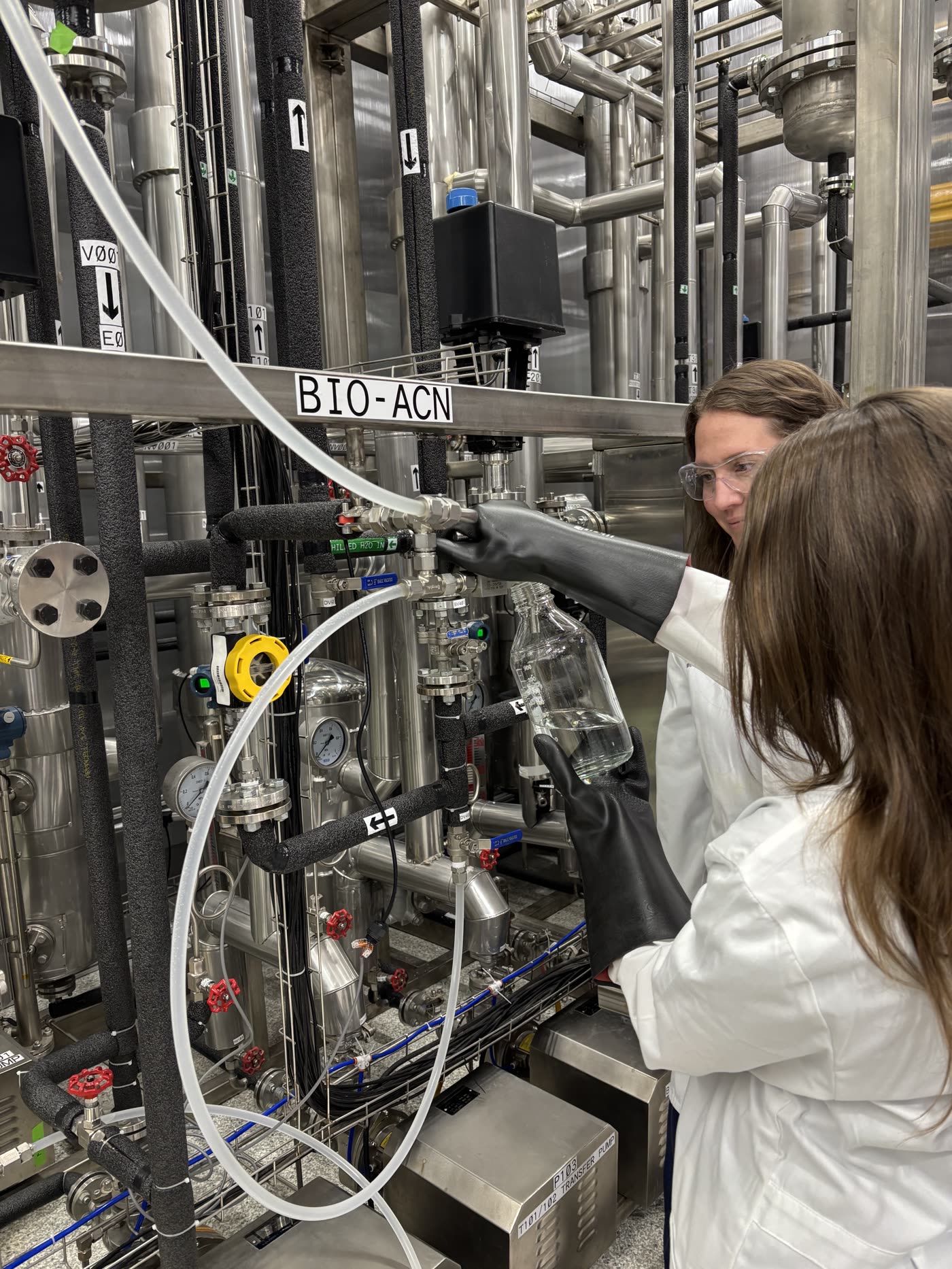 Safion operator working on the Bio-ACN pilot
